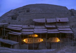人里離れたモチェのピラミッド遺跡群、エル・ブルホの夜景（2005年）。