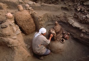 2001年、学校の発掘現場で新たに発見された遺物を清掃するリチャード・ゴメス（写真）。