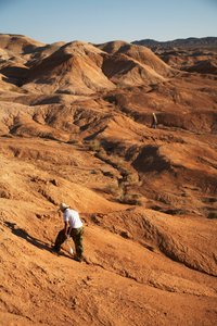 中国西部、新疆ウイグル自治区のゴビ砂漠にあるウーカイ・ワン周辺の風景、2007年（写真）。 作： Ira Block