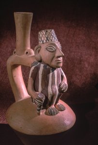 第15セクターの校庭で発掘された鐙絞りボトル。2000年11月、「チキータ・ファルサ」と共に発見。