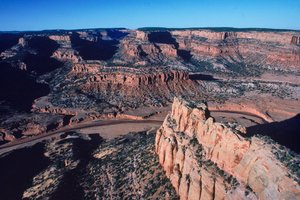 ナバホ・インディアン居留地にあるキート・シール・アナサジ・インディアンの遺跡があるツェギ・キャニオン 作： Ira Block