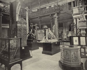 ダブリン科学・芸術博物館のセントラルコート（モノクロ写真 作： Irish Photographer