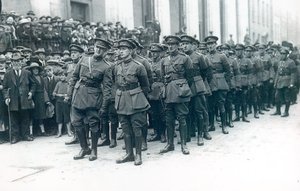 マイケルコリンズ（1890〜1922年）（左）、1922年8月、アーサーグリフィスの葬式でアイルランド自由国軍の長 作： Irish Photographer