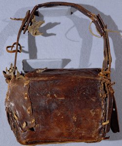 MS CCC 282コーパスクリスティブックサッチェルまたはバジェット、後ろから見た図、アイルランド、c.1120-30（革） 作： Irish School