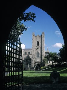 1190年に建てられた聖アウデン教会 作： Irish School