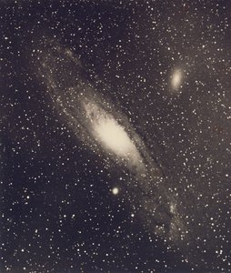 星雲、31メートル。アンドロメダ座 作： Isaac Roberts