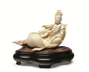 Norsunluun kaiverrus Lootuksenlehdellä kelluvasta Kannonista, Meiji-kausi, 1800-luvun loppu (norsunluu puujalustalla) 作： Ishikawa Komei