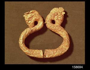 モンスターヘッドが2つあるブレスレット、14〜15世紀（木）