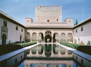 マートルズの裁判所、1333年に開始 作： Islamic School