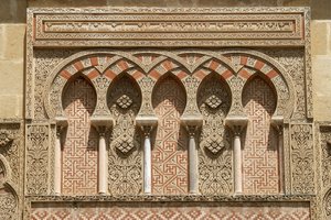 西の出入り口の上からの詳細 作： Islamic School