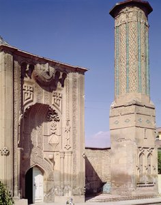 入口のポータルとミナレット、1260-65年頃（写真） 作： Islamic School