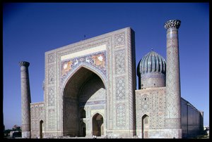 シルダールマドラサのファサード、ティムール朝時代、リゲスタン広場、c.1619-35