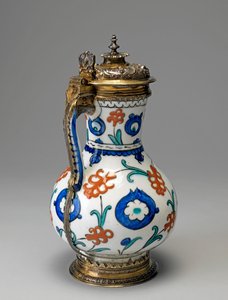フリットウェア水差し、オスマン帝国時代（銀の金箔を施した釉薬をかけたセラミック） 作： Islamic School