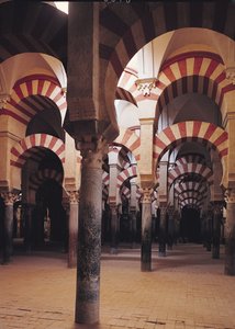モスクの内部ビュー、795-987 AD 作： Islamic School