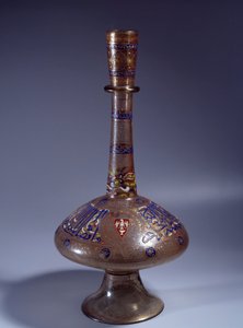 イスラム美術：副王トゥクステムールの長いエナメル質のガラスの首を持つボトル。1345年頃、エジプトかシリアから。寸法50cm。パリ、ルーブル美術館 作： Islamic School