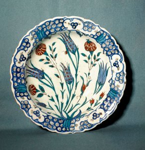 イスラム美術：トルコ・イズニック（現在のニチェ）の陶板装飾品。16世紀セーブル、国立陶磁器博物館