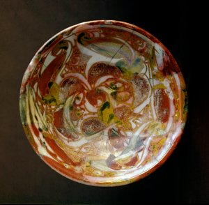イスラム美術：野菜の装飾が施された小さな陶器のボウル。イラク出土。紀元9世紀。薄さ13.8 cm パリ、ルーヴル美術館 作： Islamic School