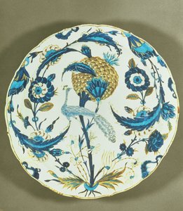 花に囲まれた孔雀で描かれたイズニック料理、トルコ、c.1550-55（多色下釉フリットウェア） 作： Islamic School