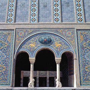 タイル張りの護岸、グリル、モノリシックの石の柱があるアイバンの1つ 作： Islamic School