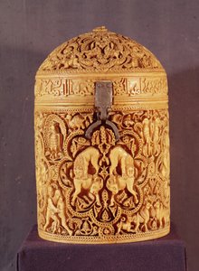 宮廷生活の楽しさを描いたレリーフ付きのPyx、西暦968年、コルドバ出身のウマイヤ朝時代のカリフアブドアルラーマン3世の息子であるアルムギラの名前が刻まれています（101673も参照） 作： Islamic School