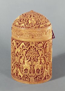 宮廷生活の楽しさを描いたレリーフ付きのPyx。西暦968年頃、コルドバのカリフアブドルアルラーマン3世、ウマイヤ時代の息子、アルムギラという名前が刻まれています（101673および15も参照） 作： Islamic School