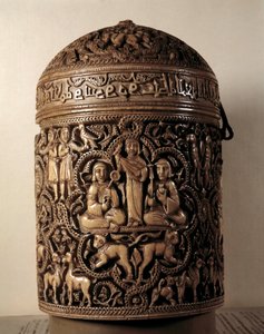 アル・ムギーラ（アル・ムギーラまたはムヒーラ）のパイクサイド（箱）、コルドバ産の象牙製で首長のためのもの、968年。パリ、ルーヴル美術館 作： Islamic School