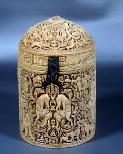 アル・ムギーラ（アル・ムギーラまたはムヒーラ）のパイクサイド（箱）、コルドバ産の象牙製で首長のためのもの、968年。パリ、ルーヴル美術館 作： Islamic School