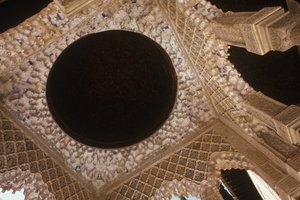 ライオンズの法廷の天井 作： Islamic School