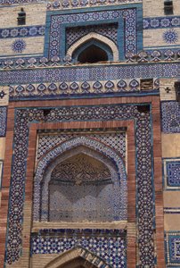 1494年に建立されたビビヤウィンディ廟（1403年）の霊廟の入口ゲートにあるタイル