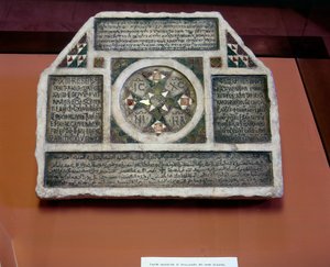 4つの言語の碑文が付いた墓石 作： Islamic School