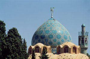 1330〜1430年に建てられたシャーネマトラヴァリ廟のターコイズブルーのタイル張りのドーム