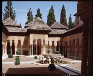 ナスリード朝のライオンの宮殿のメインコートであるライオンのコートの眺め 作： Islamic School