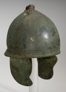 タイプA「モンテフォルティーノ」ヘルメット、紀元前400〜200年頃（ブロンズと鉄） 作： Italian Peninsula