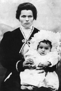 母ローザ・マルトーニと幼少期のベニート・ムッソリーニ - 1884年 - 母ローザ・マルトーニの腕の中にいるベニート・ムッソリーニ（1883-1945年）。 作： Italian Photographer