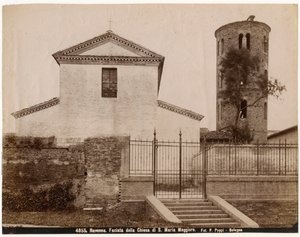 聖マリア大聖堂（イタリア、エミリア・ロマーニャ州ラヴェンナ）ピエトロ・ポッピ（ボローニャ）撮影、約1900年 作： Italian Photographer