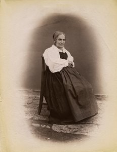 椅子に座る年配の女性（イタリア・ロンバルディア州パレ） 写真提供：Premiata Fotografia Taramelli, Bergamo 作： Italian Photographer