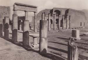 フォロ・トリアンゴラーレ、三角フォーラム（モノクロ写真 作： Italian Photographer