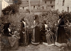 庭で民族衣装を着る女性グループ（イタリア、サルデーニャ島 作： Italian Photographer