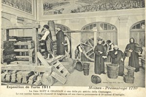 1710年、シャンパーニュ地方のブドウを搾る修道士たち（イタリア・トリノ万国博覧会にて展示 作： Italian Photographer