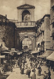 ナポリポルタ・カプアーナ(白黒写真) 作： Italian Photographer