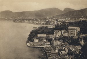 ナポリ：ソレント、マリーナグランデのあるパノラマ（モノクロ写真 作： Italian Photographer