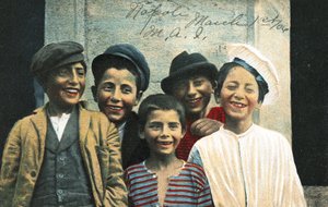 笑って笑っているナポリの男の子 作： Italian Photographer