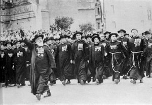 1931年にローマで行われたパレードでは、教会組織が先行した。 作： Italian Photographer