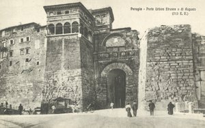 ペルージャ、イタリア、ポルタウルビカエトルスカまたはディアウグスト 作： Italian Photographer