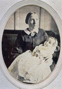 母親に抱かれた少女の死後の肖像画、1855年頃（モノクロ写真 作： Italian Photographer