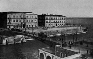 タラント、コルソ・デュー・マリ、回転橋（モノクロ写真 作： Italian Photographer
