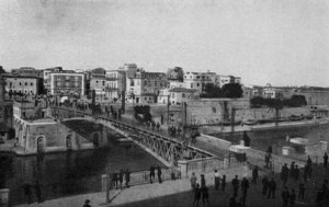 タラント、閉鎖されたブランコ橋と旧市街（モノクロ写真 作： Italian Photographer