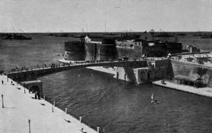 タラント、閉鎖されたブランコ橋、海軍が団結したグラン・パヴェーゼ・ア・マル・グランデ（モノクロ写真 作： Italian Photographer