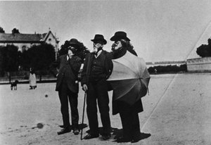 作曲家ジュゼッペ・ヴェルディ（1813-1901）、建築家カミッロ・ボイト（1836-1914）、ノセダは、1898年頃、ミラノのブオナローティ広場にある作曲家のための休息所（Casa di Riposo per Musicisti）の作品を見学している。 作： Italian Photographer