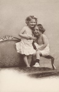 笑う二人の子供（モノクロ写真 作： Italian Photographer